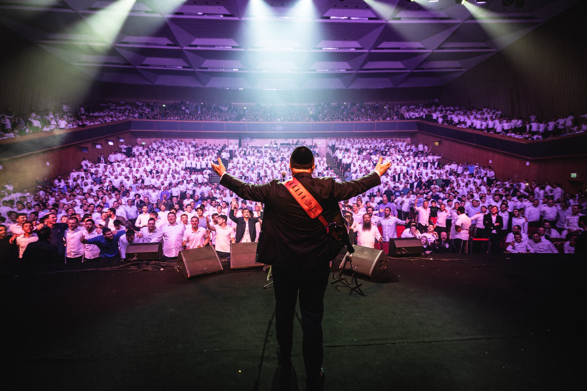Eitan Katz performing to a packed hall